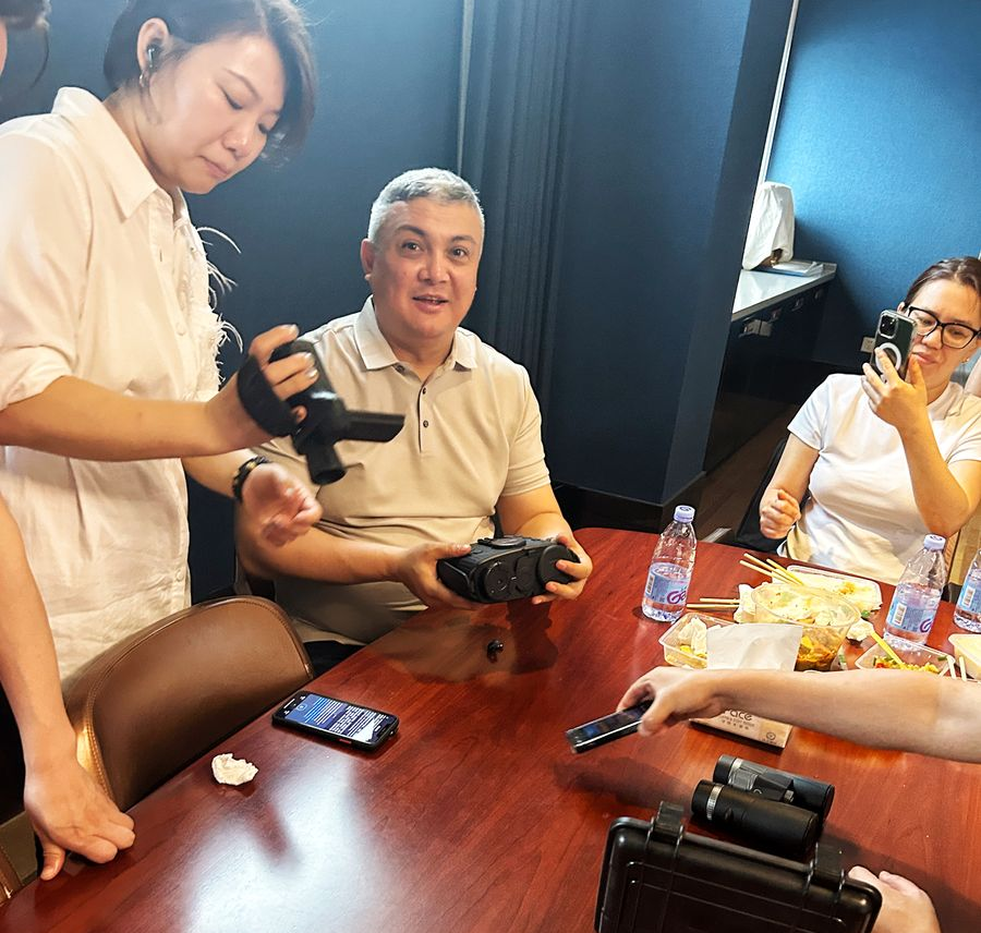 吉尔吉斯斯坦商务部长到访映界光电，共探欧亚市场新机遇